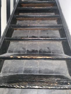 Die Treppe zum Mädchenzimmer für zwei Dienstmädchen in dieser Wohnung