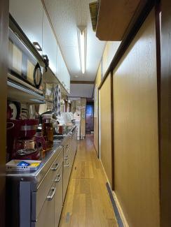 Die schmale Küche des Hauses in Kyoto