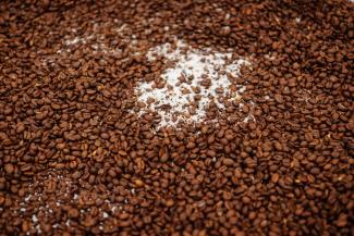 © Peter van Heesen - Schloss Bröllin Nahaufnahme von Kaffeebohnen und Zucker
