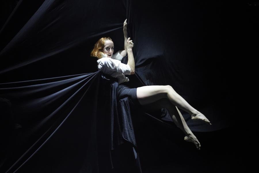 Chamäleon Theater © Andy Phillipson Artistin in schwarzem Vertikaltuch