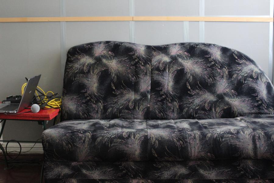 Kattegat Projektraum @ Vincenzo Fiore Marrese Kattegat Projektraum, ein Sofa und ein Tonmischpult mit Mikrofon.