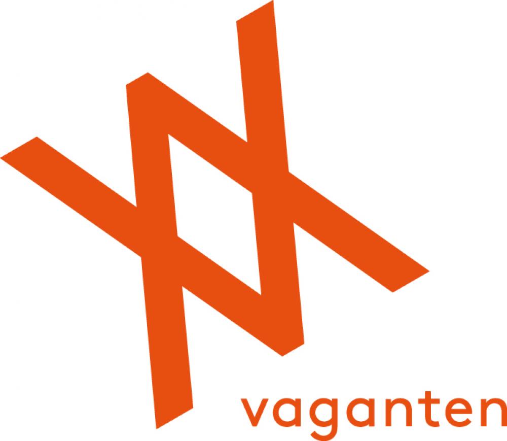 Auf dem Foto ist das Logo der Vaganten Bühne zu sehen: Zwei V in Großbuchstaben, die spiegelverkehrt übereinander gelegt sind, darunter der Schriftzug "vaganten".