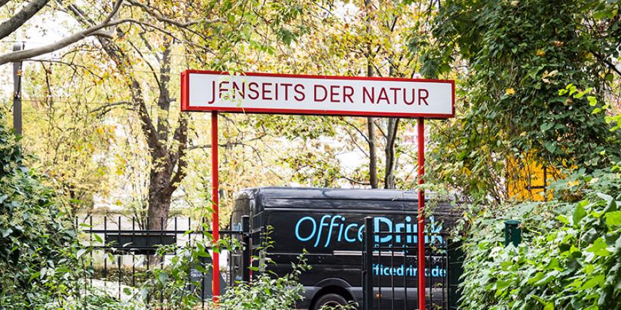 Eingangsschild Jenseits der Natur am Eingang des Geländes in der Osloer Strasse