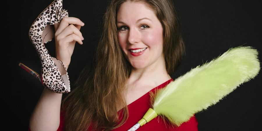 Frau mit Schuh und Staubwedel in der Hand